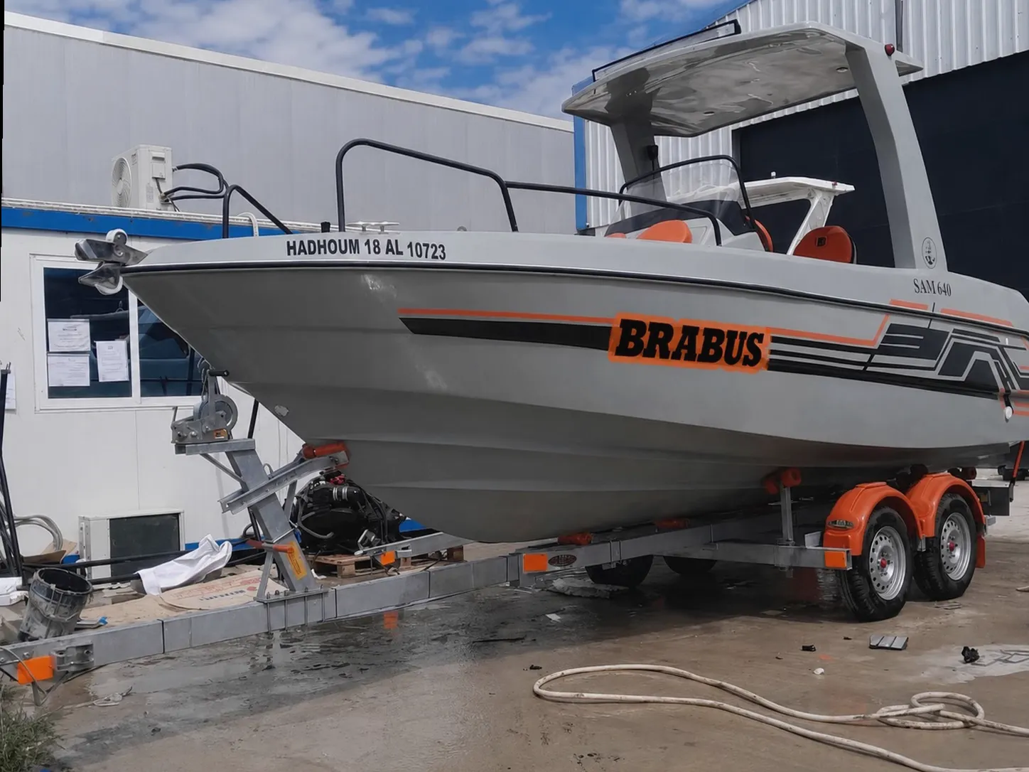 Equipo de Alquiler Barcos ayudando a organizar un alquiler de barco en Málaga